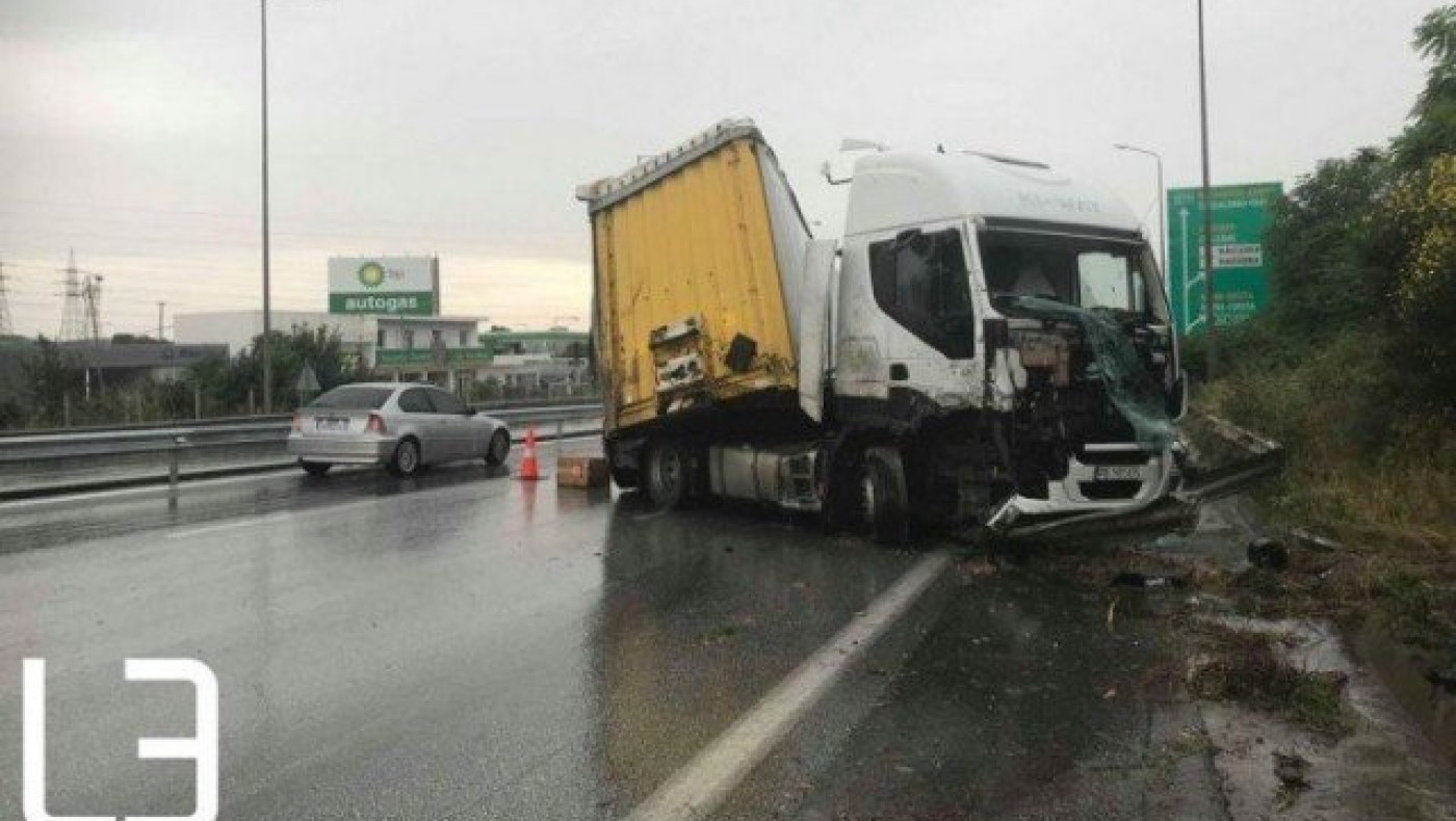 Εκτροπή νταλίκας στο Δερβένι - Αυξημένη η κίνηση (ΒΙΝΤΕΟ)