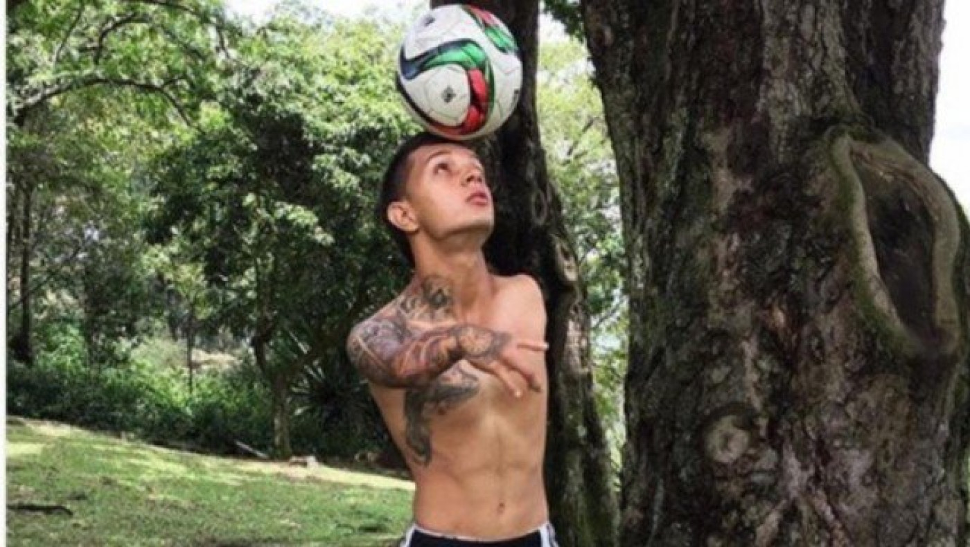 ΣΥΓΚΛΟΝΙΖΕΙ ο Κολομβιανός με ένα χέρι που ντεμπουτάρισε σε αγώνα (vid)