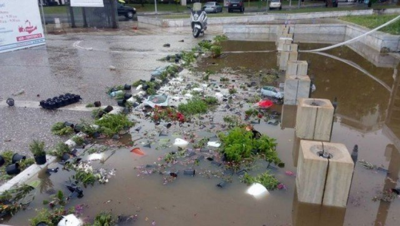 Θεσσαλονίκη: Ποτάμια οι δρόμοι λόγω της ισχυρής βροχόπτωσης (BINTEO)