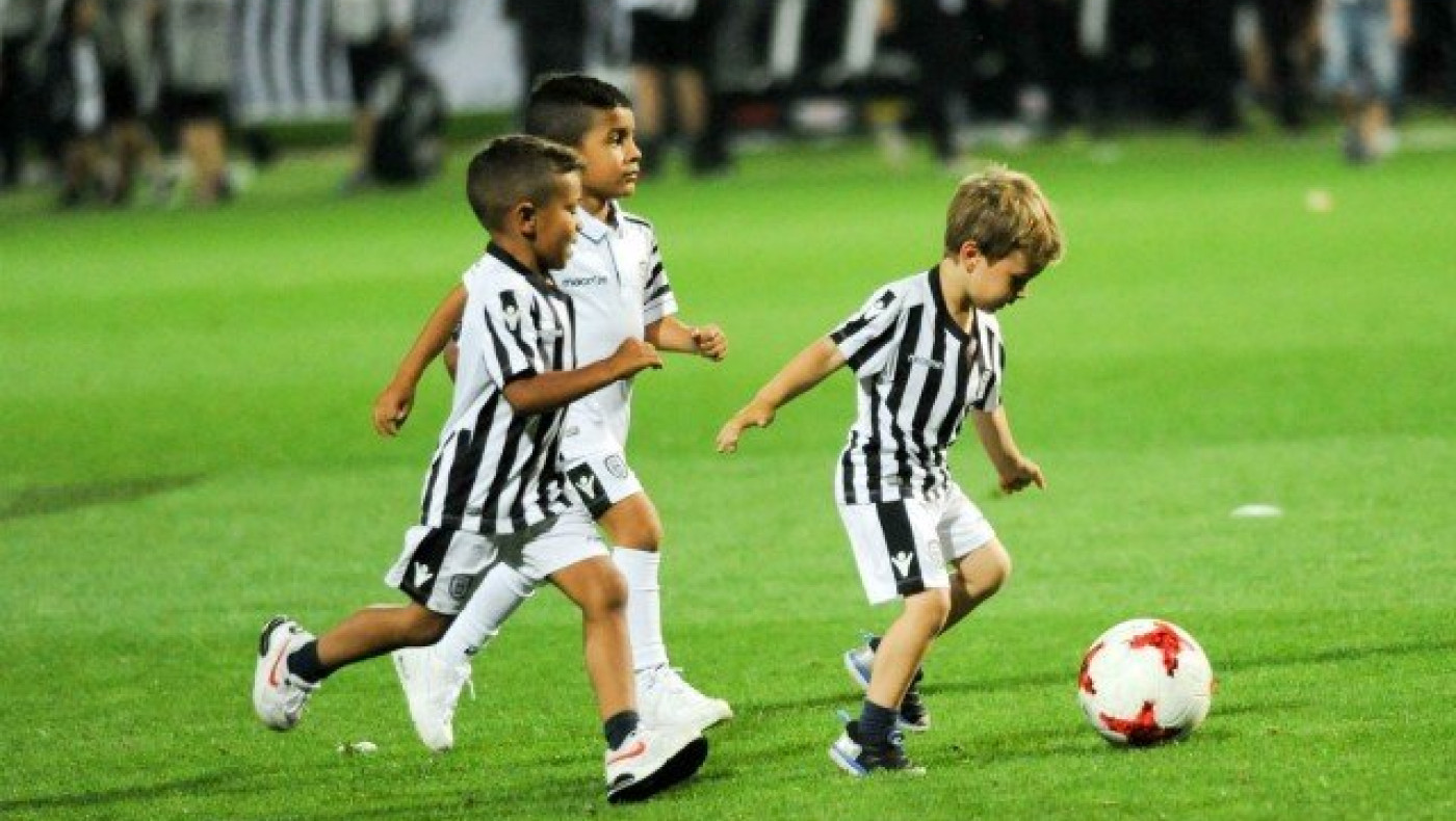 Τρελή καζούρα στην Τούμπα: «Πέτρα, ψαλίδι... ΑΕΚ» (video)