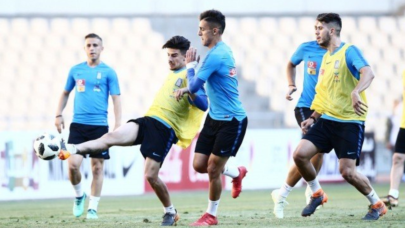 Ενδεκάδα με έντονο    ασπρόμαυρο στοιχείο η εθνική!