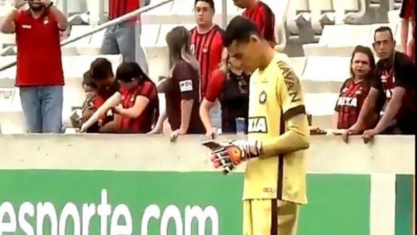 Τερματοφύλακας παίζει με το κινητό την ώρα του αγώνα (video)