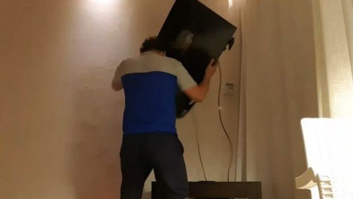 Εξαγριωμένος οπαδός της Μαρσέιγ ξεσπά στην τηλεόρασή του (video)