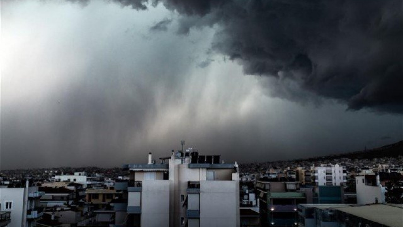 «Πνίγηκε» η δυτική Θεσσαλονίκη μετά τη σφοδρή βροχή (pics+vids)