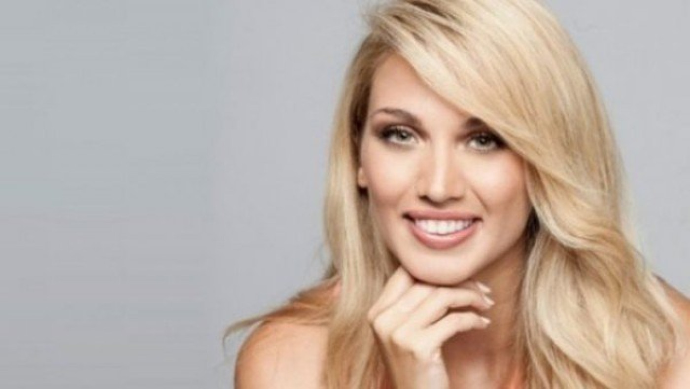 Η Κωνσταντίνα Σπυροπούλου ποζάρει με σέξι μαγιό στη Σύρο (ΦΩΤΟ)