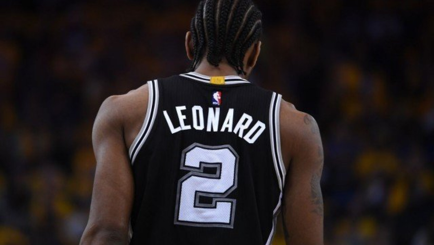 Καίνε φανέλες του Λέοναρντ οι οπαδοί των Σπερς (video)