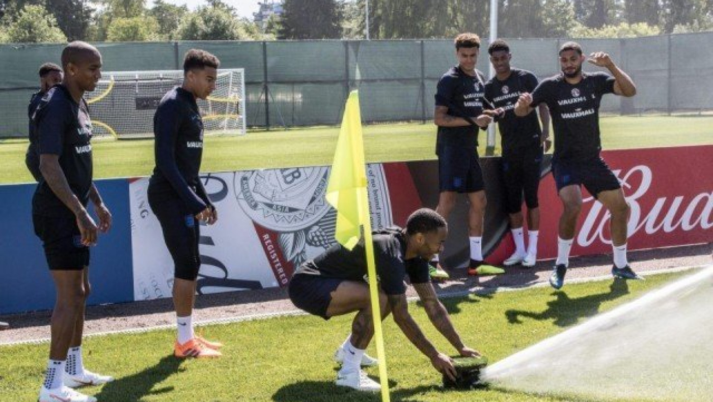 Ο Στέρλινγκ μπουγέλωνει τους συμπαίκτες του στην προπόνηση! (pics)