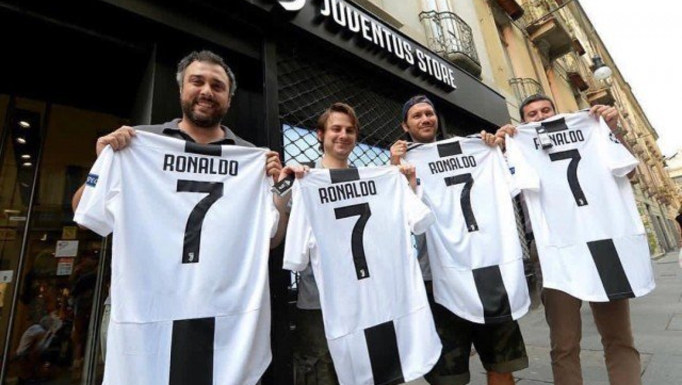 Παροξυσμός για τις φανέλες του      Κριστιάνο Ρονάλντο