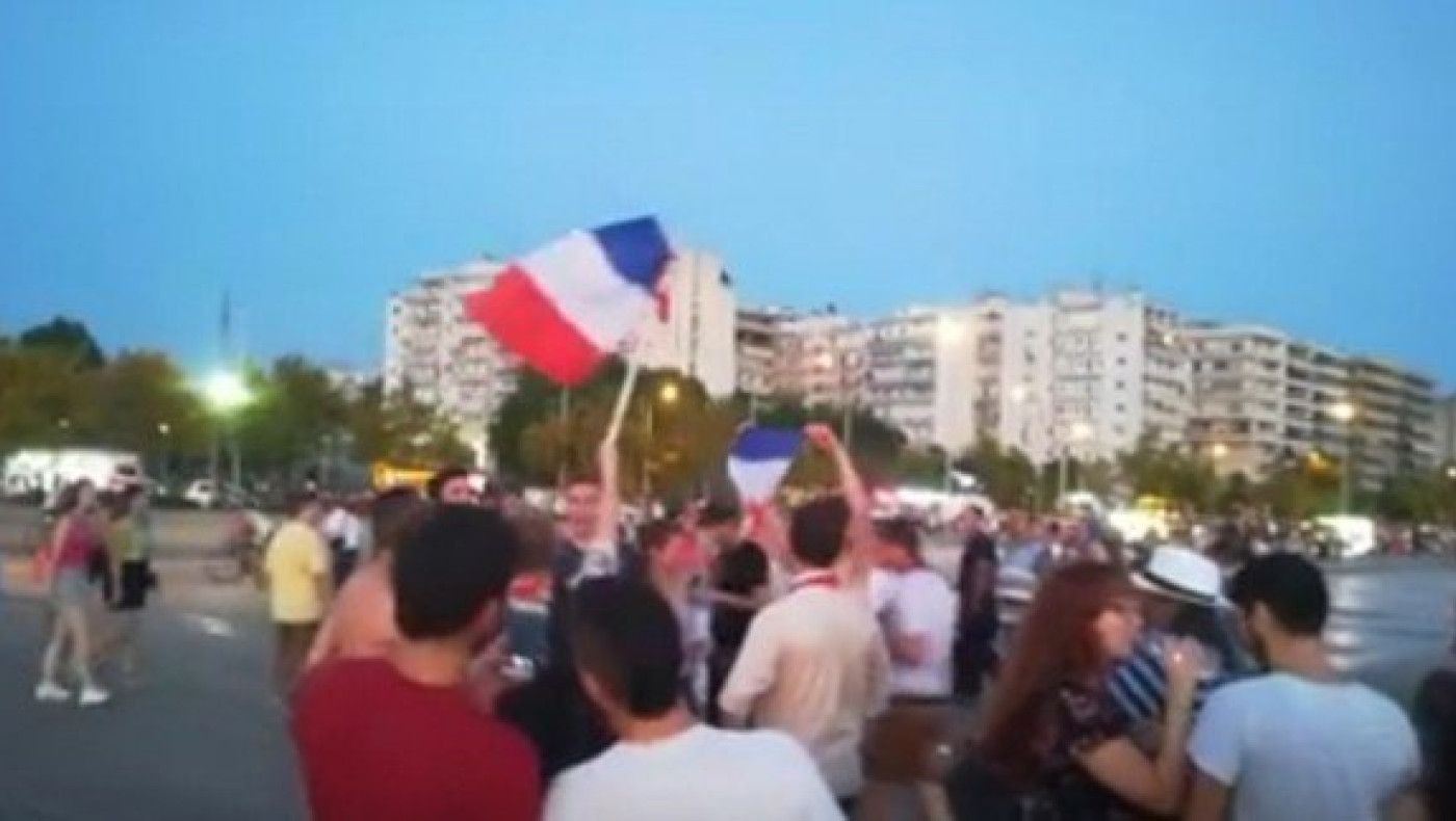 Θεσσαλονίκη: Γάλλοι βούτηξαν στον Θερμαϊκό για να το γιορτάσουν! (vid)