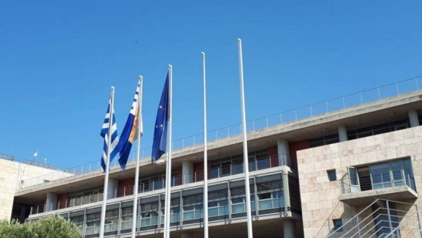 Σημαία με τον ήλιο της Βεργίνας στο δημαρχείο της Θεσσαλονίκης