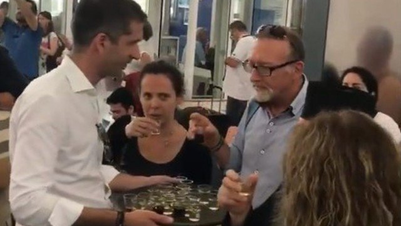 Από Περιφερειάρχης... σερβιτόρος ο Κώστας Μπακογιάννης! (ΒΙΝΤΕΟ)
