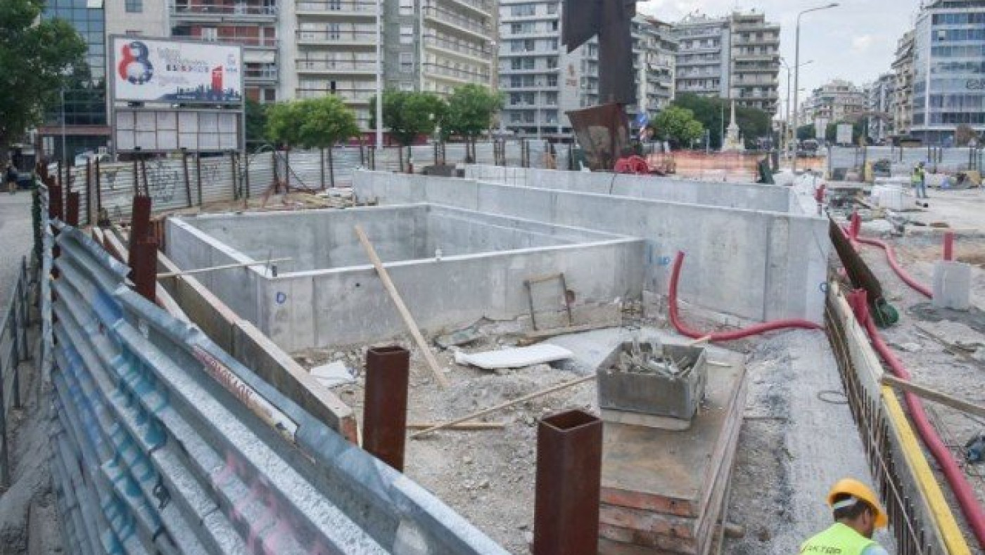 Θεσσαλονίκη: Απομακρύνονται οι λαμαρίνες του μετρό από το Συντριβάνι