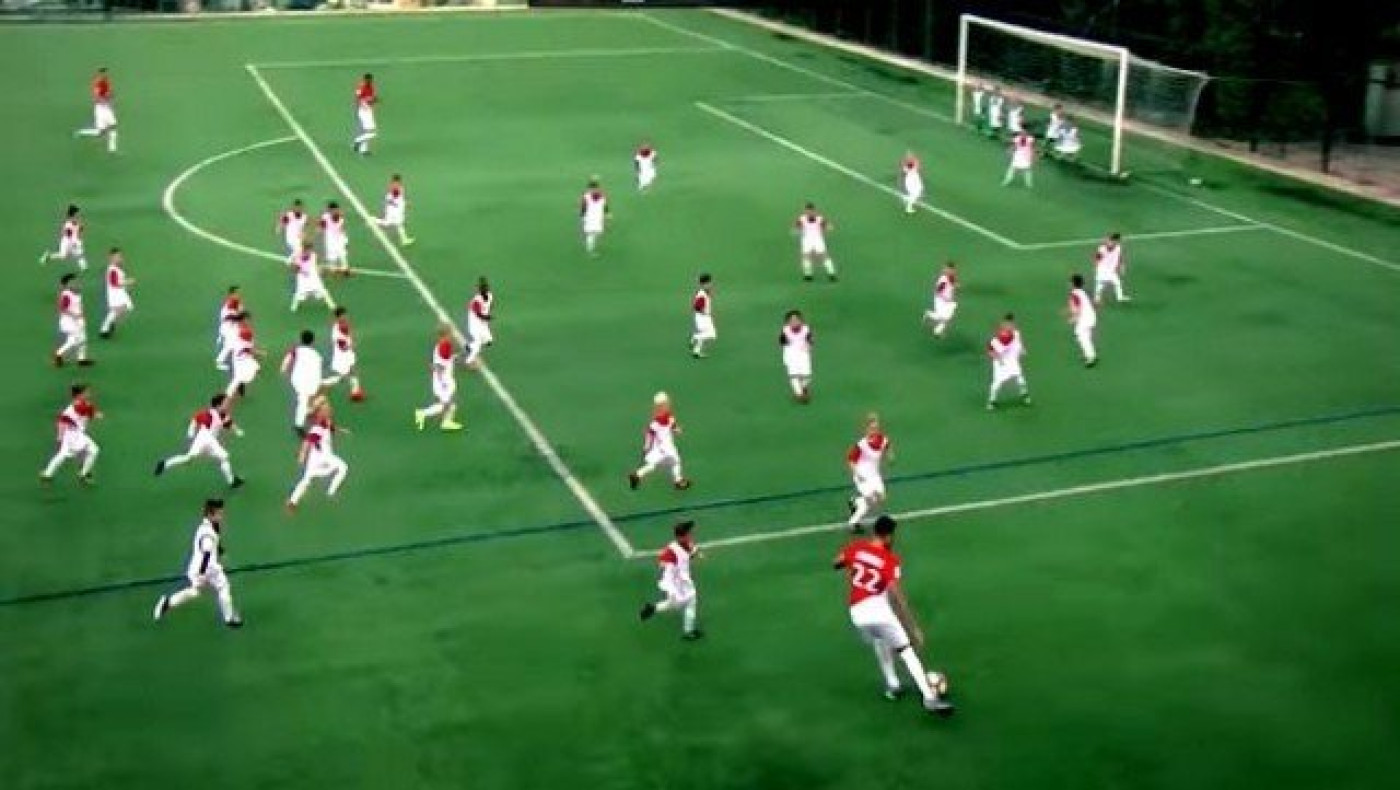 Πέντε ποδοσφαιριστές της Μονακό κόντρα σε 55 μπόμπιρες (video)