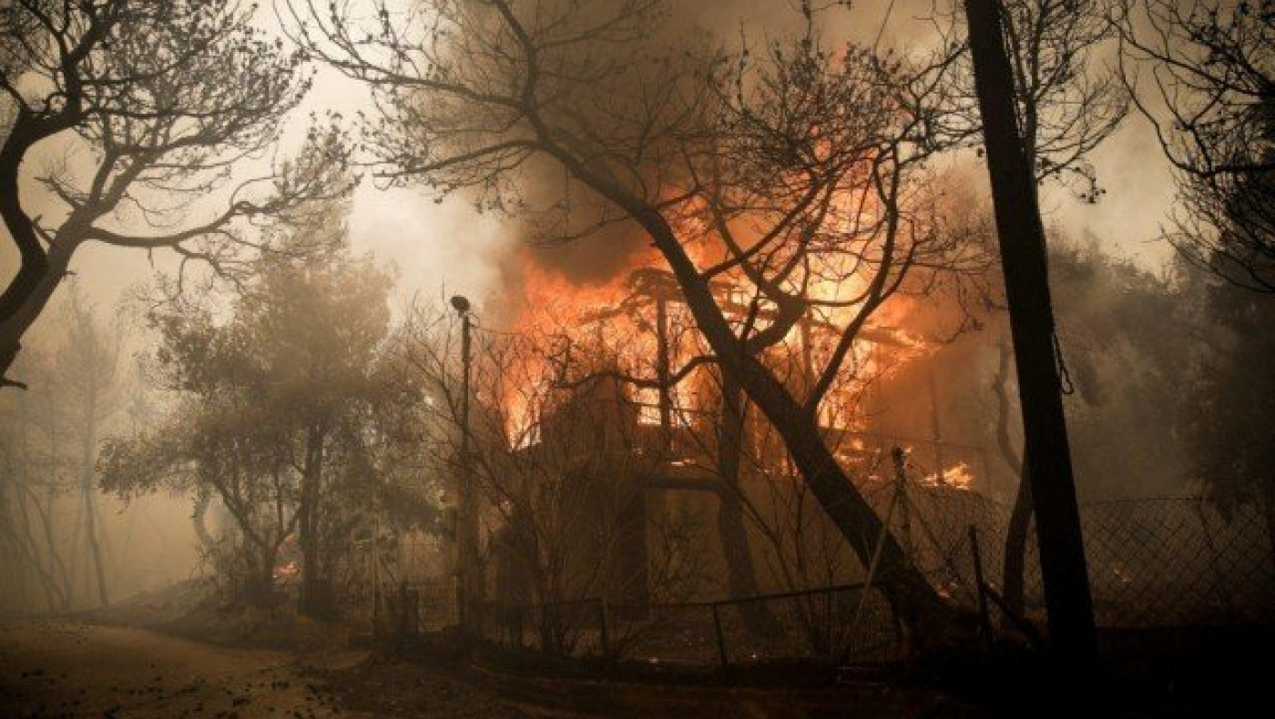 ΕΚΤΑΚΤΟ: Προσαγωγή υπόπτου για τη μεγάλη πυρκαγιά στην Κινέτα (BINTEO)