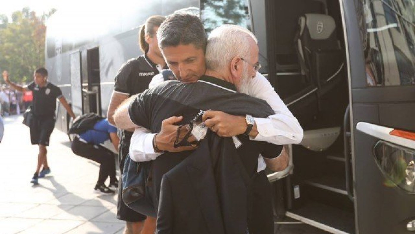 Αγκάλιασε τους παίκτες ο Ιβάν κατά την άφιξη της αποστολής (videos)