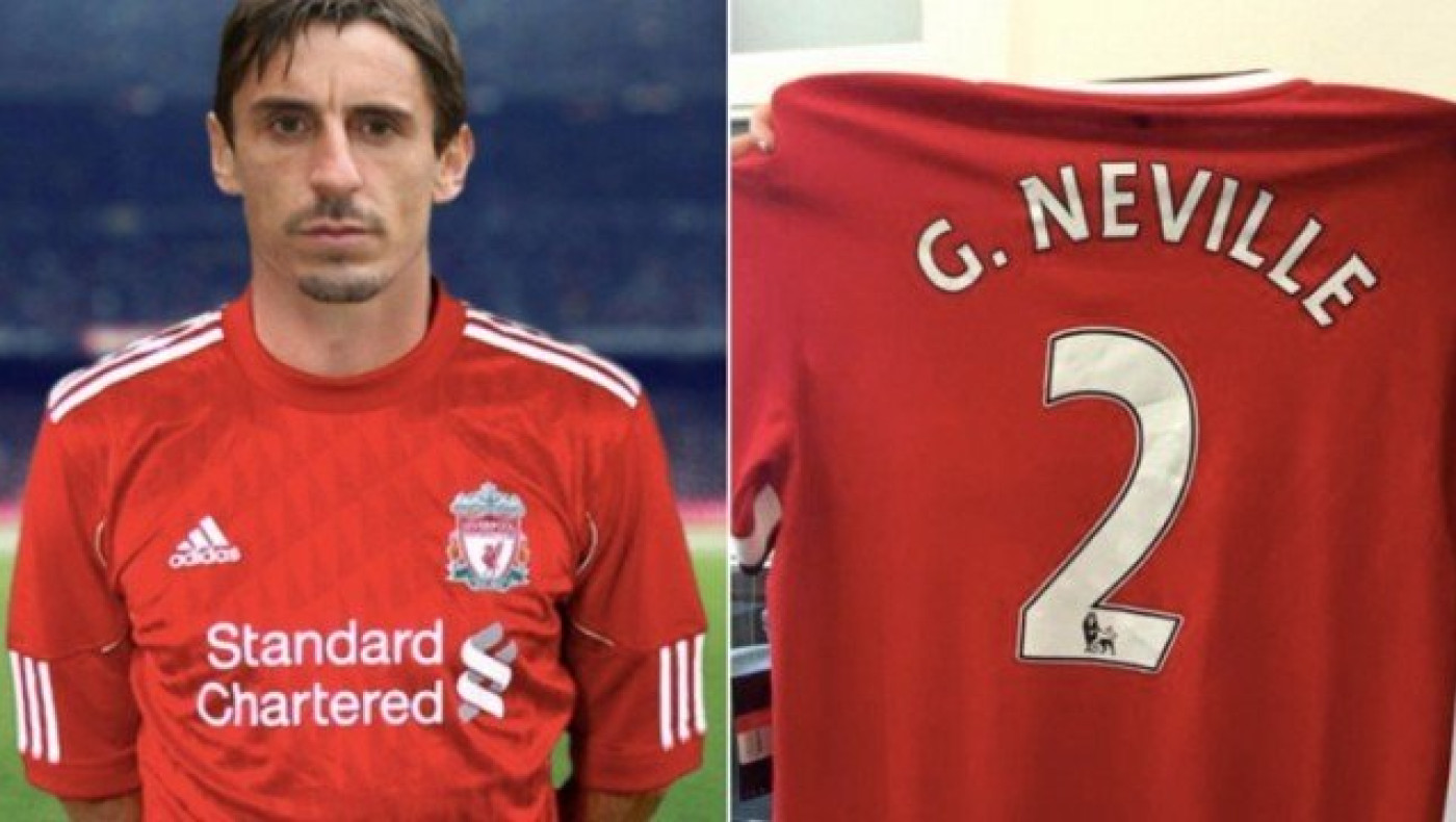 Ο Νέβιλ έχασε στοίχημα και θα φορέσει τη φανέλα της Λίβερπουλ