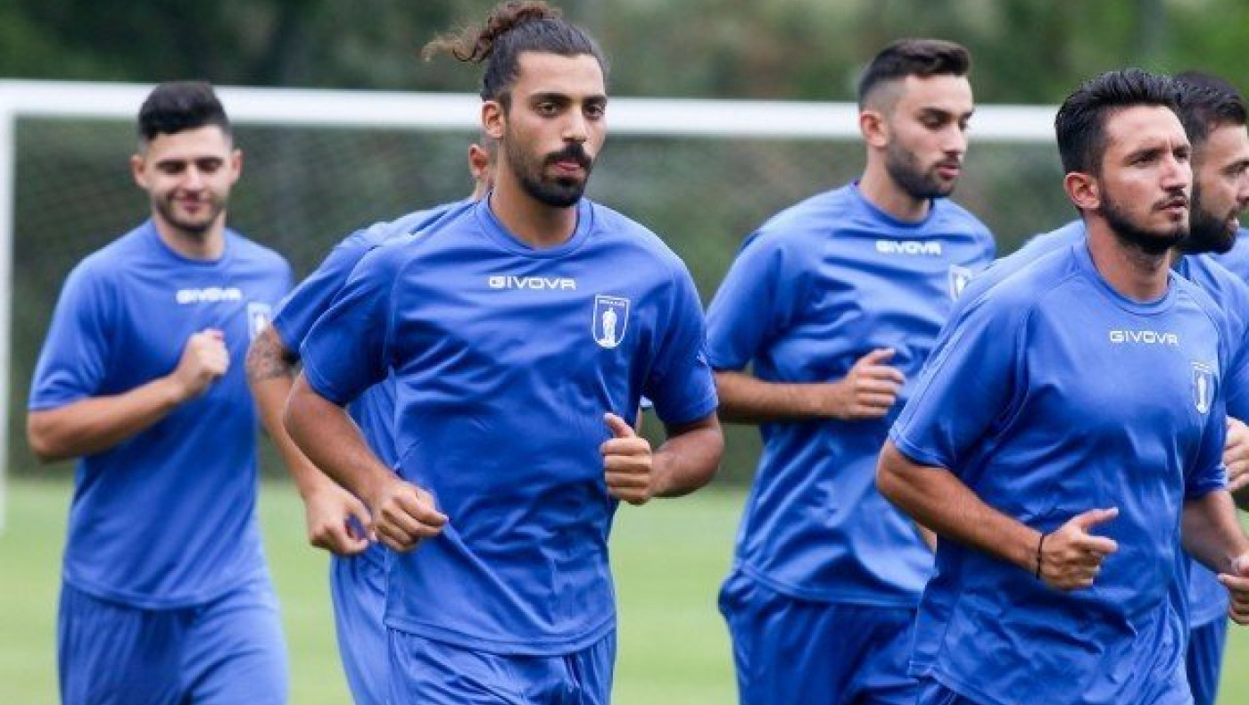 Παίρνει Βελισσάρη ο                     Αιγινιακός