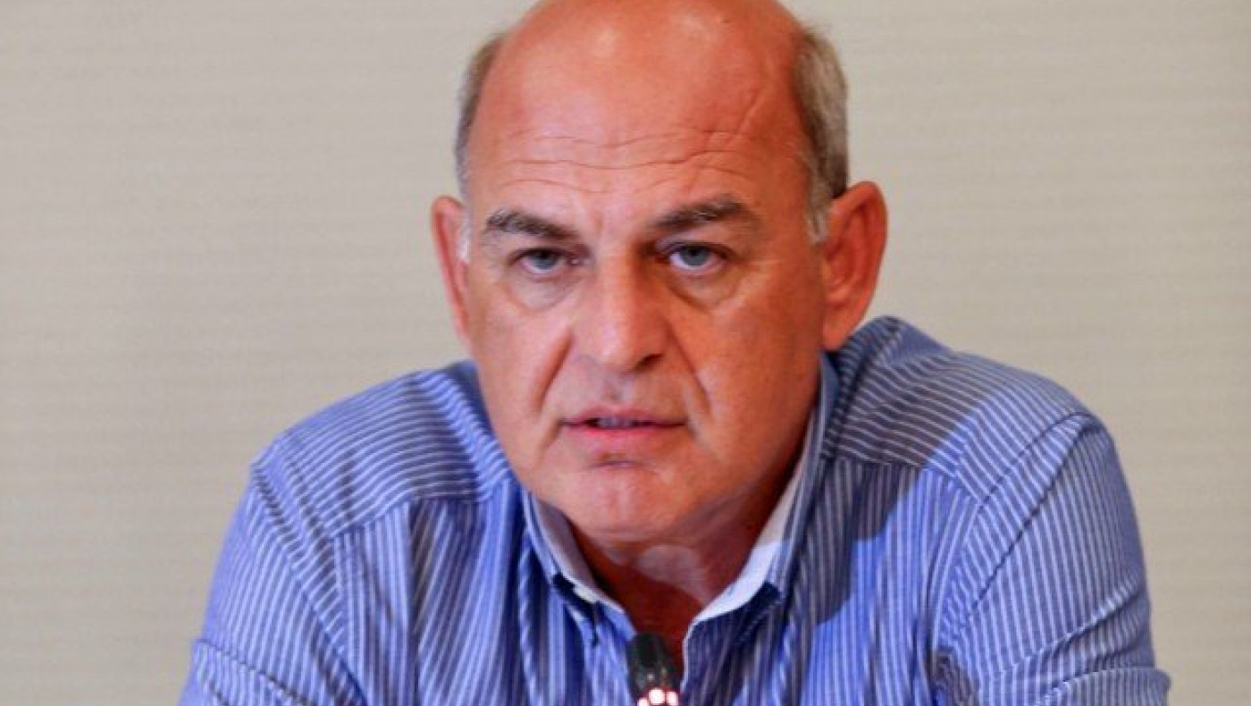 Ρίχνονται                          στη μάχη και με τις ευχές Γραμμένου