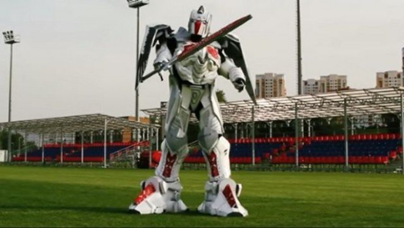 Η νέα μασκότ της Λευκορωσίας θυμίζει κάτι από... Optimus Prime! (vid)