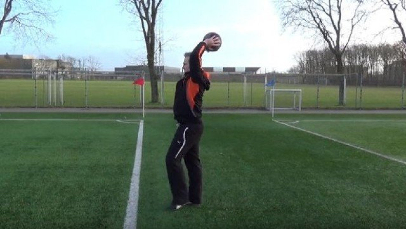 Η Λίβερπουλ πρωτοπορεί  με      προπονητή για τα πλάγια άουτ ( vid )