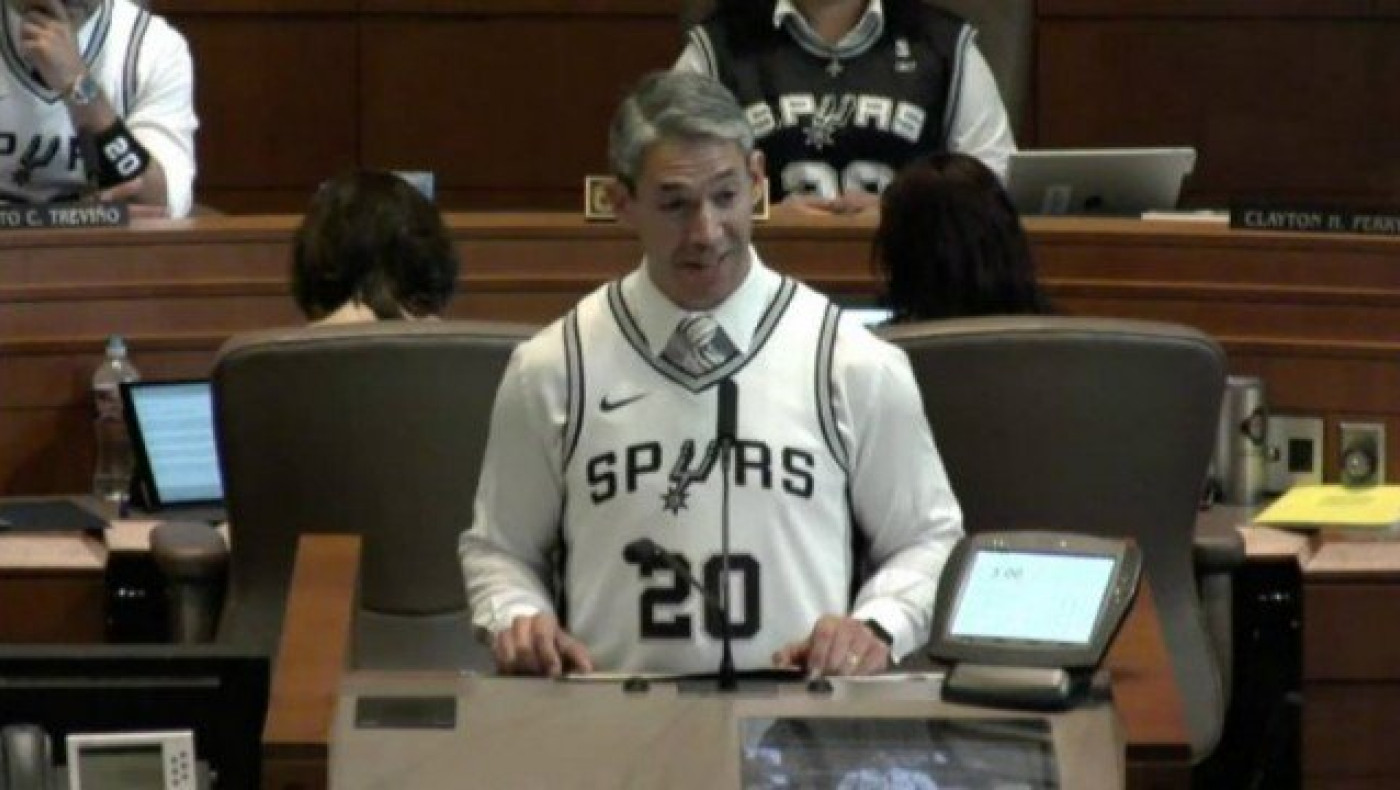 Δήμαρχος και δημοτικοί σύμβουλοι του Σαν Αντόνιο με φανέλα Μανού!