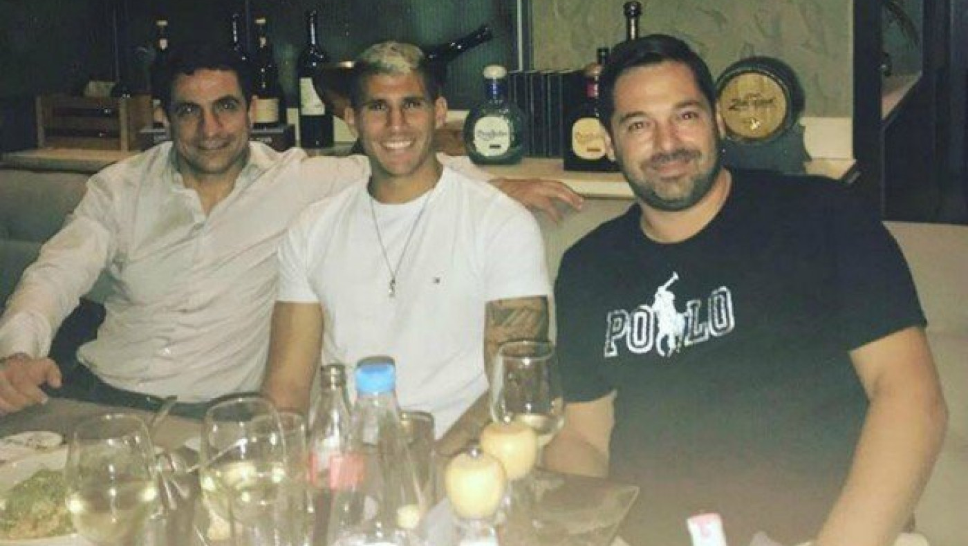 Ο Νίκος Καρέλης σε γνωστό στέκι της Καλαμαριάς (pic)