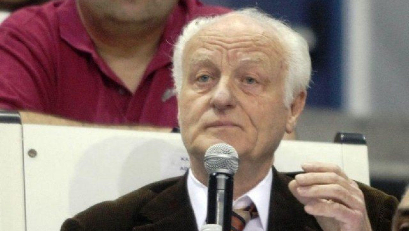 «Στη μνήμη του μέντορα της φυλής του     Δικέφαλου»