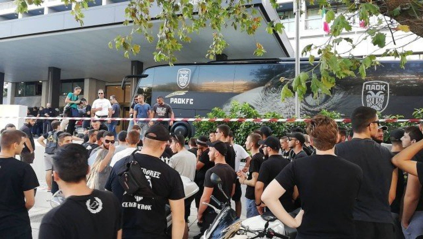 «Ντόπες» κόσμου στην αναχώρηση ΠΑΟΚ από Μακεδονία Παλλάς (pics-vids)