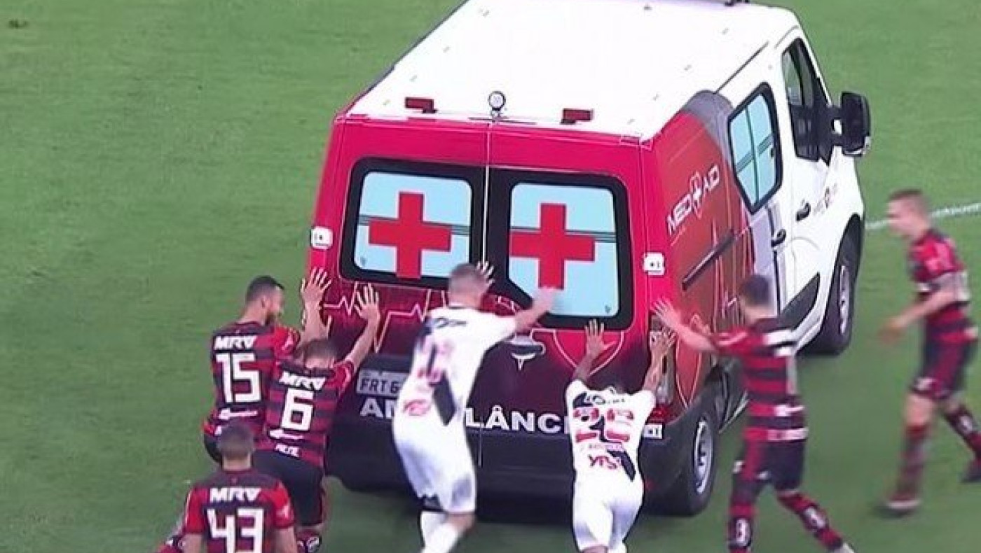 ΑΠΙΣΤΕΥΤΟ σκηνικό σε ματς στη Βραζιλία με ασθενοφόρο ( video )