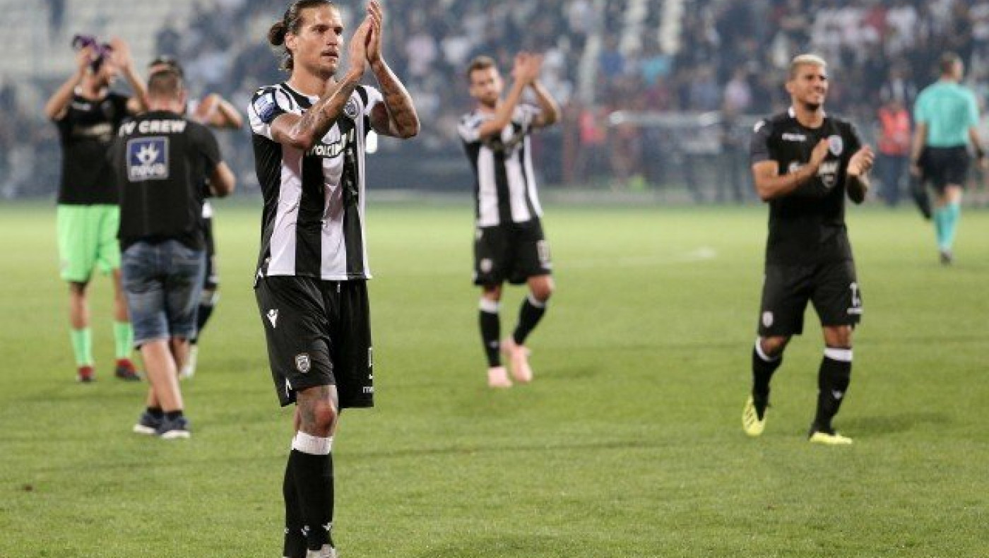 Η «Φιλιππινέζα» ξαναφίλησε  το χέρι του… «Αυτοκράτορα»