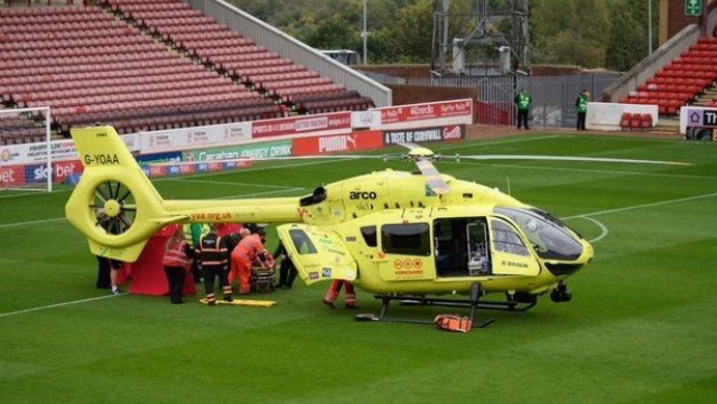 ΑΠΙΣΤΕΥΤΟ: Ελικόπτερο μπήκε στο γήπεδο για να «σώσει» οπαδό (vid)