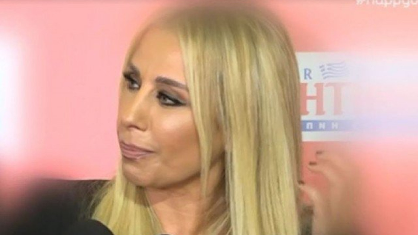 Έξαλλη η Μαστροκώστα με ερώτηση για τα γυμνά που έκανε & το παιδί της