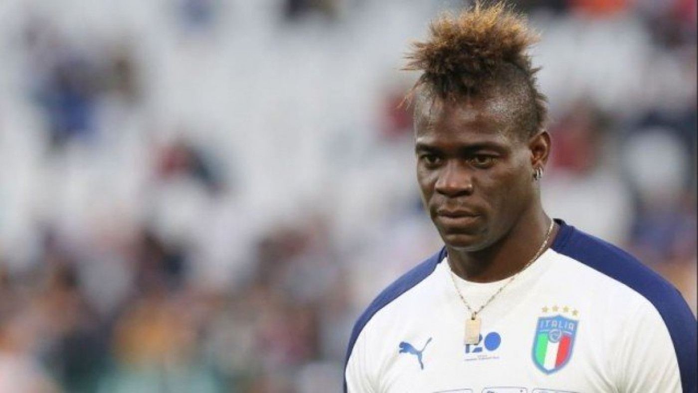 Ο Μπαλοτέλι   τρόλαρε   άγρια  τον  Ινσίνιε  και  τη σύντροφο του