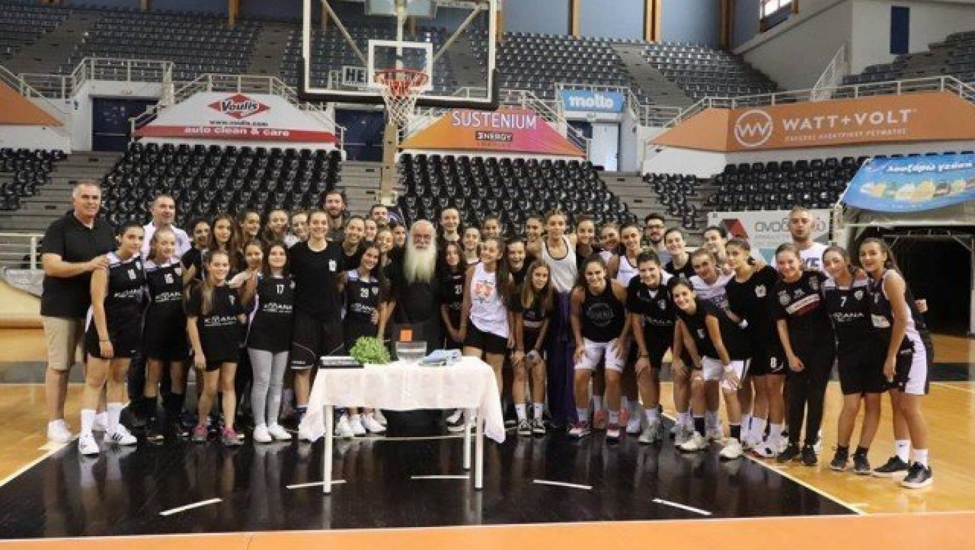 Αγιασμό   με      παπα - Χρήστο    τα  κορίτσια  του  ΠΑΟΚ