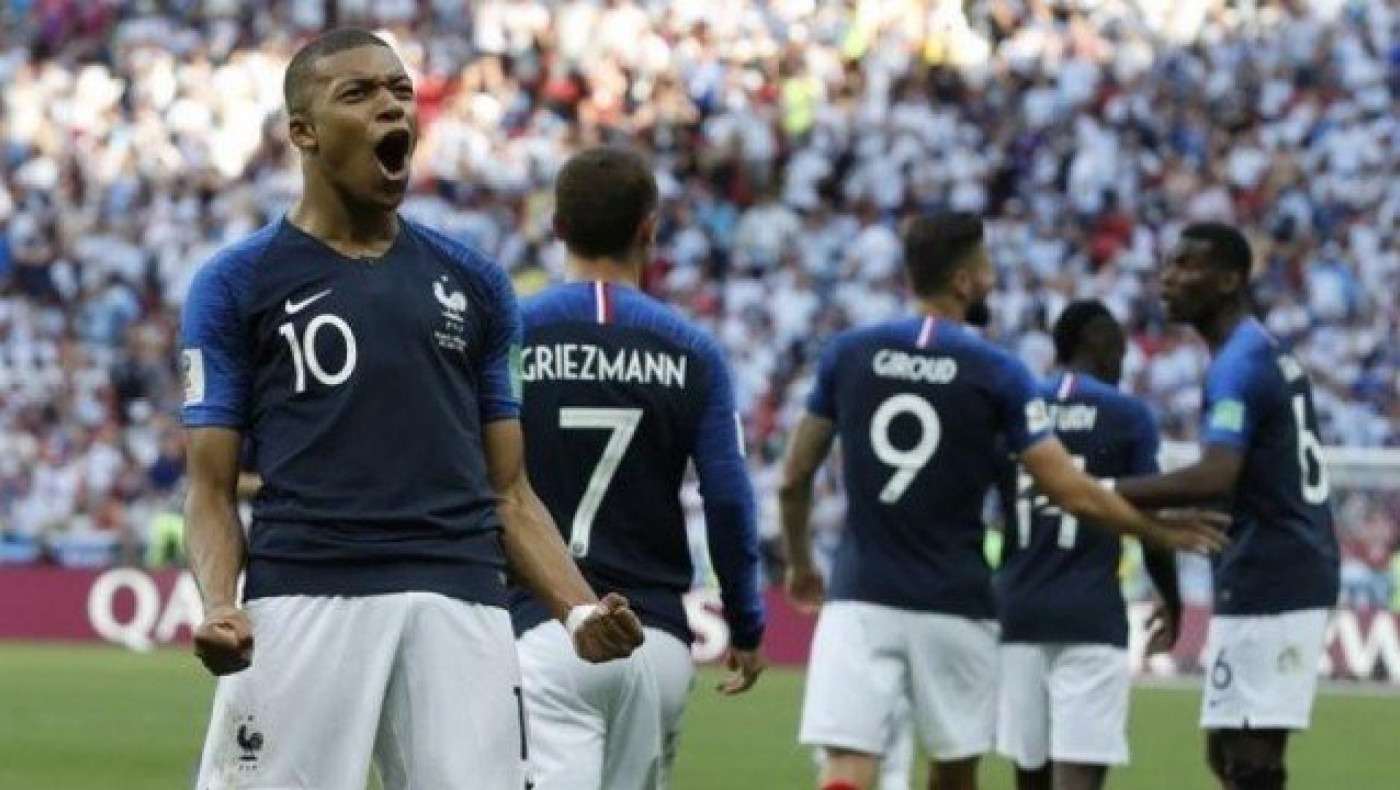 O Πελέ     έκανε      δώρο φανέλα της Σάντος στον Μπαπέ