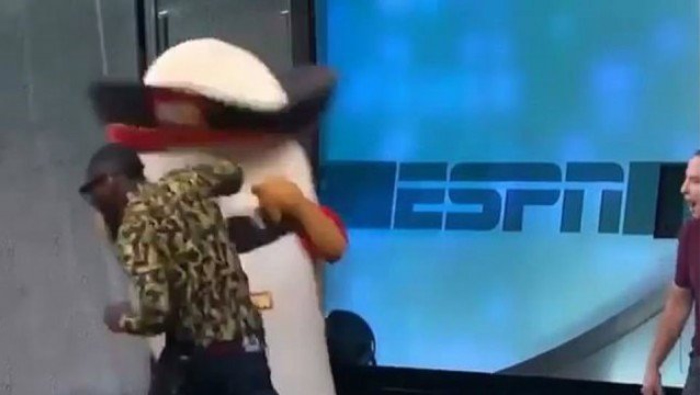 Επαγγελματίας μποξέρ έσπασε το σαγόνι μασκότ…on air (vid)