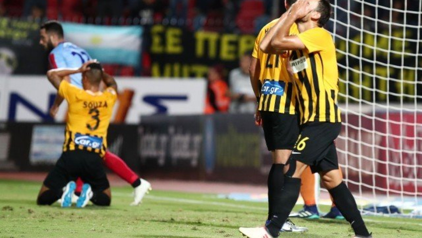 Παθαίνει,           αλλά                δεν μαθαίνει