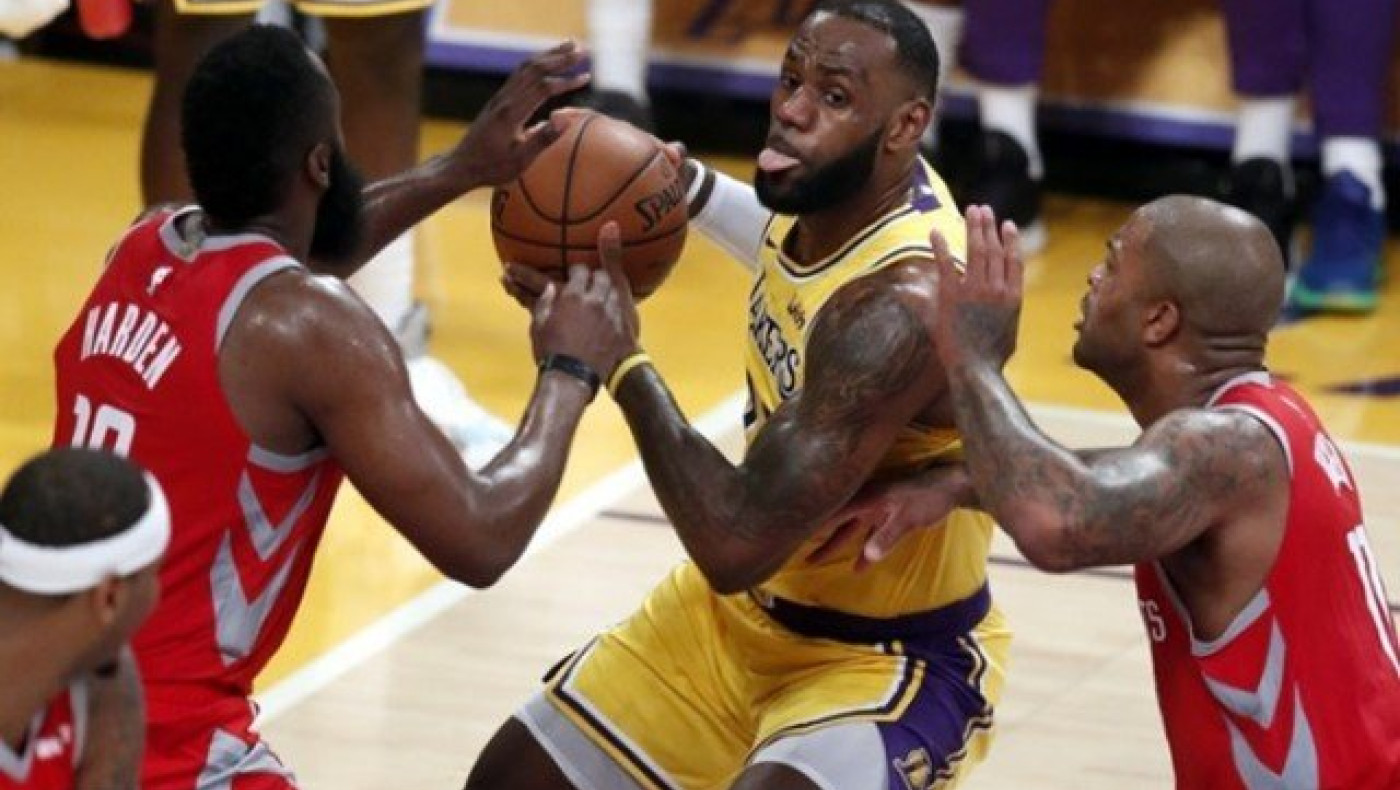 Μπουνιές και τρεις αποβολές στο ντεμπούτο του Λεμπρόν με τους Λέικερς!