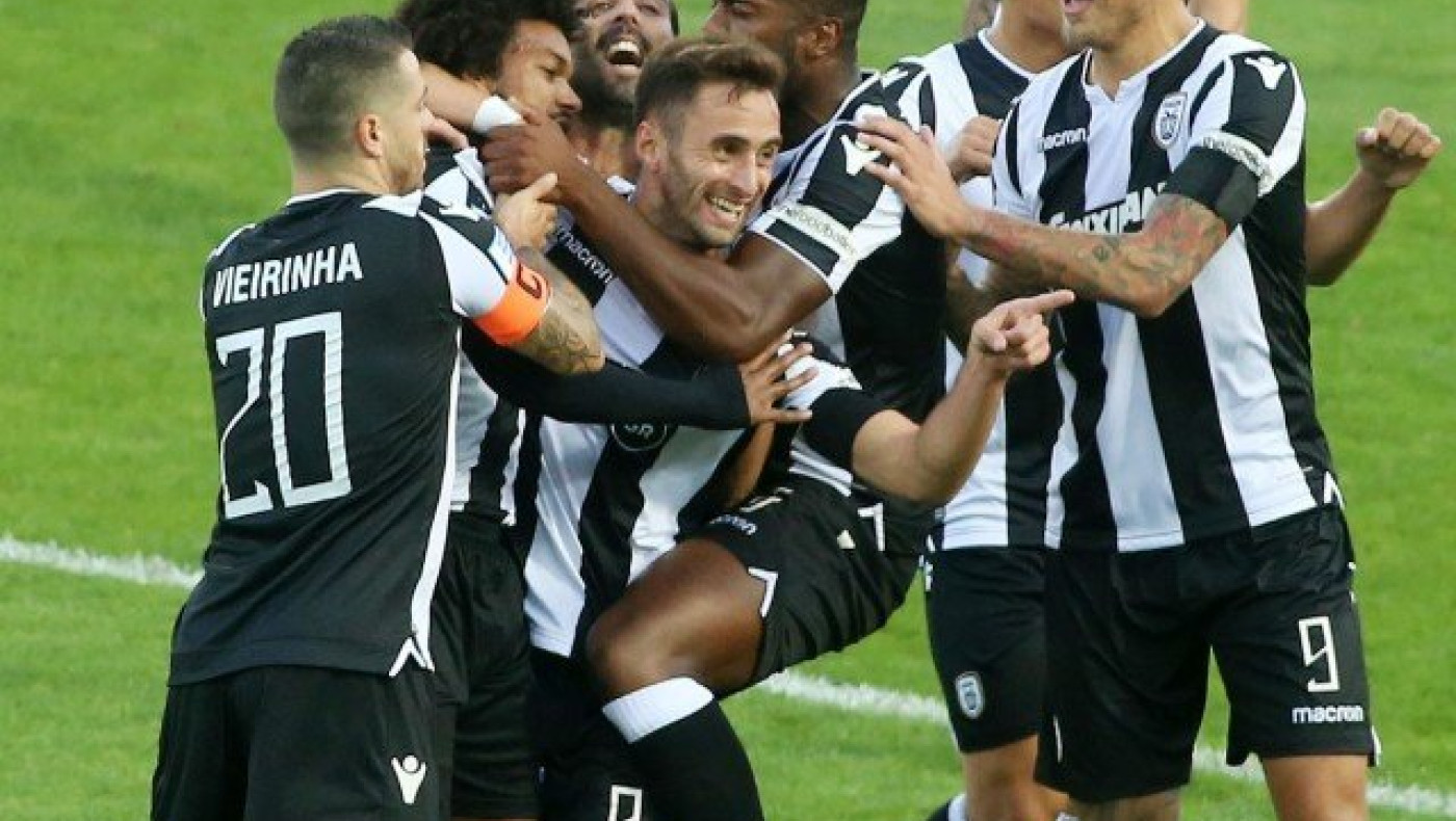 Στα χαρακώματα                                         σε δυο… μέτωπα