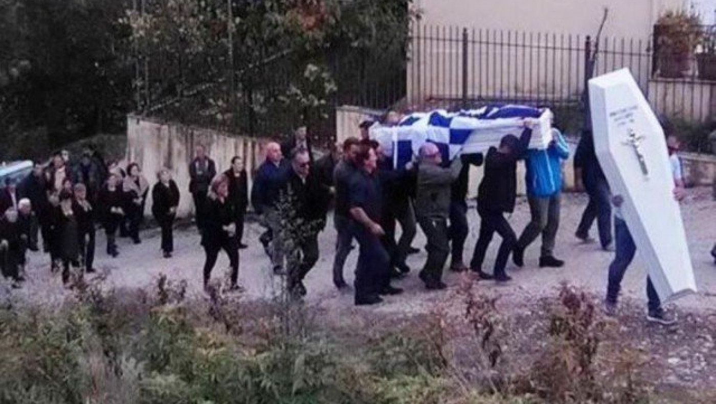 Τυλιγμένη με την ελληνική σημαία η σορός του Κατσίφα (ΦΩΤΟ)