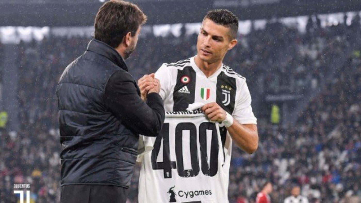 Η φανέλα-δώρο του Ανιέλι στον Ρονάλντο για τα 400 γκολ (pic)