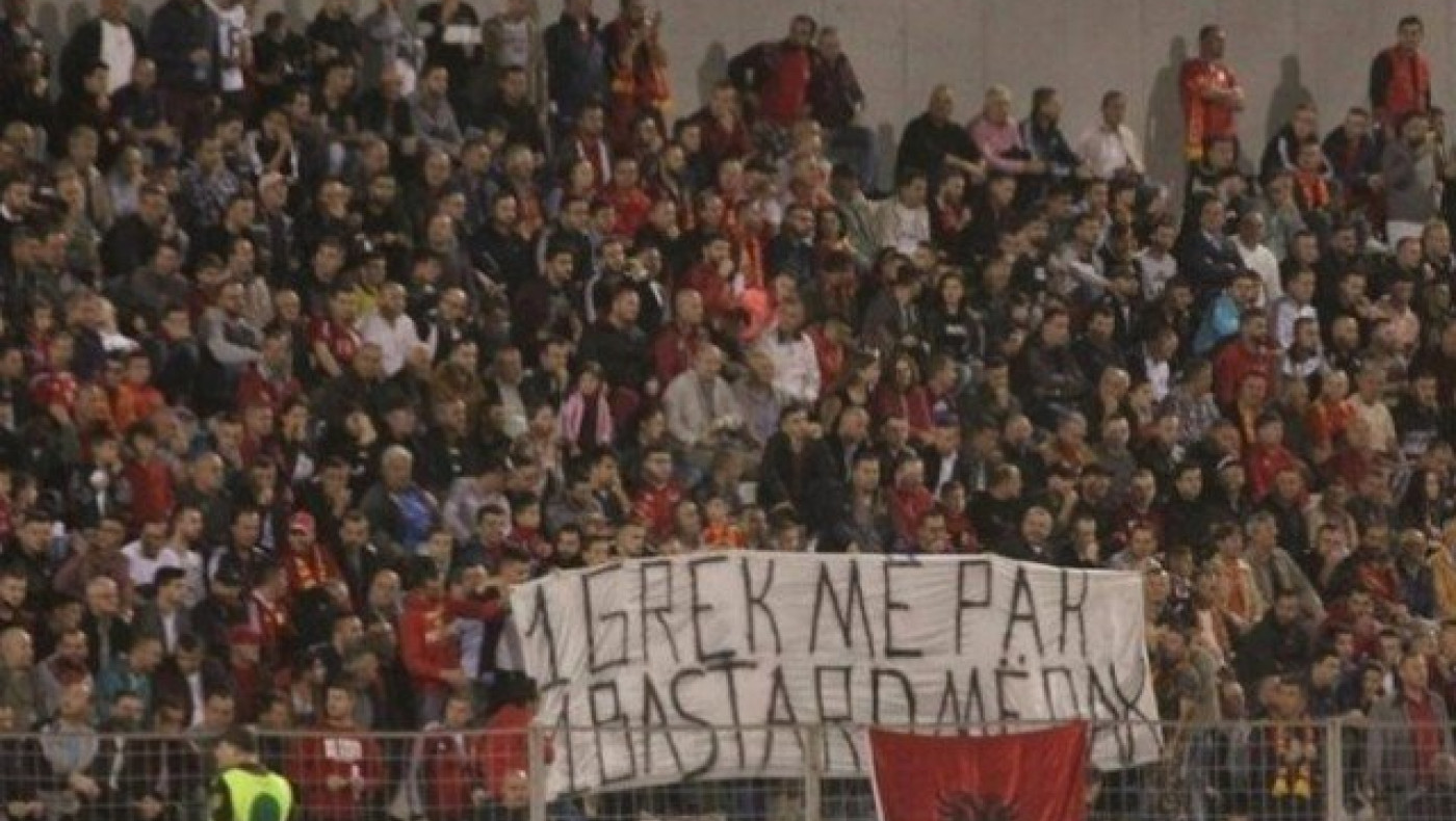 Προκλητικό πανό των Αλβανών για τη δολοφονία του 35χρονου ομογενή