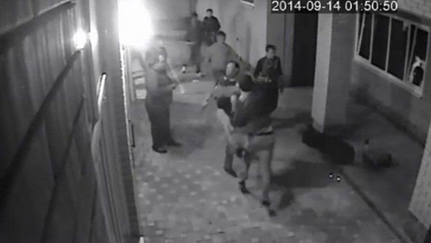 Επαγγελματίας μποξέρ βγάζει νοκ άουτ δύο άνδρες σε καβγά έξω από μπαρ! (VIDEO)