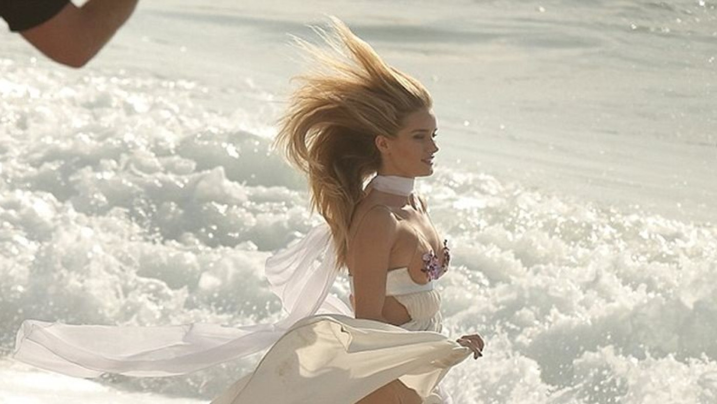 Rosie Huntington-Whiteley: Έβαλε το φόρεμα της Rihanna και εντυπωσίασε