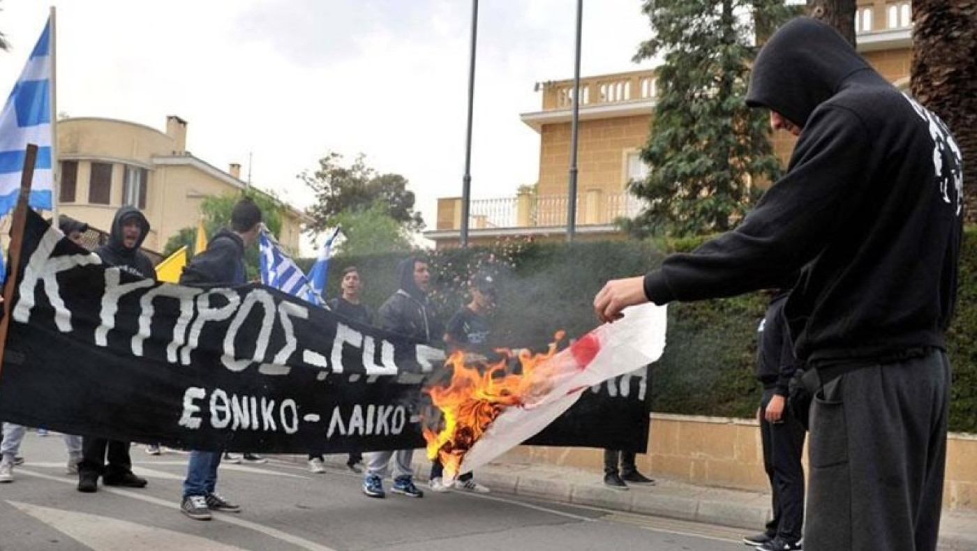 Πετροπόλεμος μεταξύ Χρυσαυγιτών και Τούρκων στη Λευκωσία