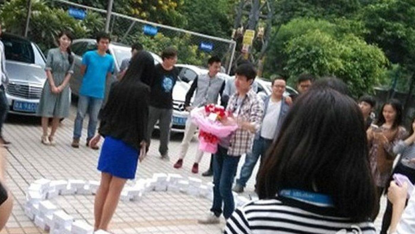 Έκανε πρόταση γάμου με... 99 iphone6 στην κοπέλα του και του είπε ΟΧΙ!