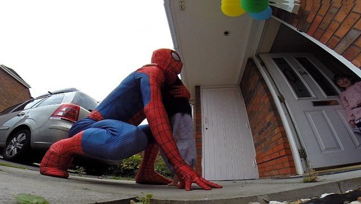 H έκπληξη «αράχνη» πατέρα στον καρκινοπαθή γιο του (video)