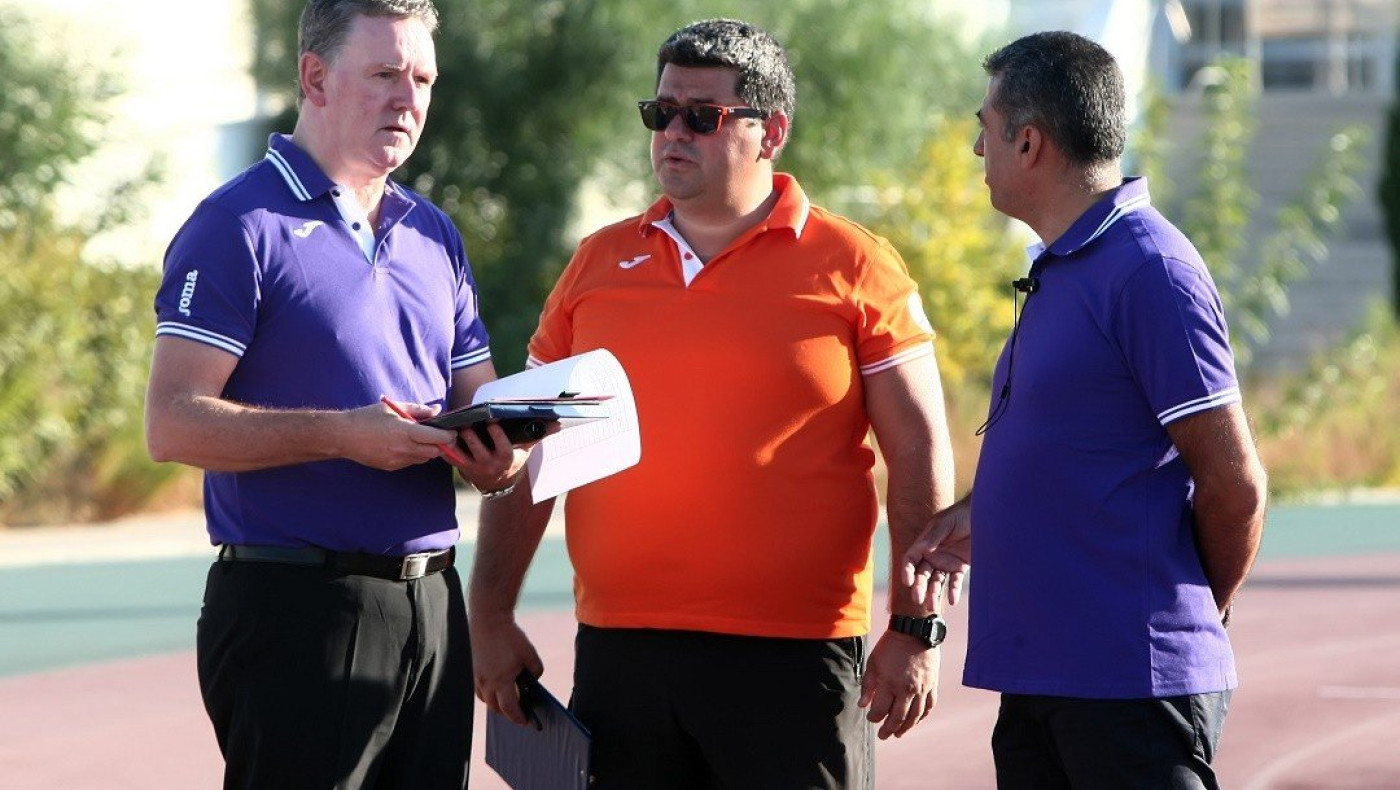 Εξαλλος ο Σκοτσέζος, ξεσκεπάζει τη «συμμορία»