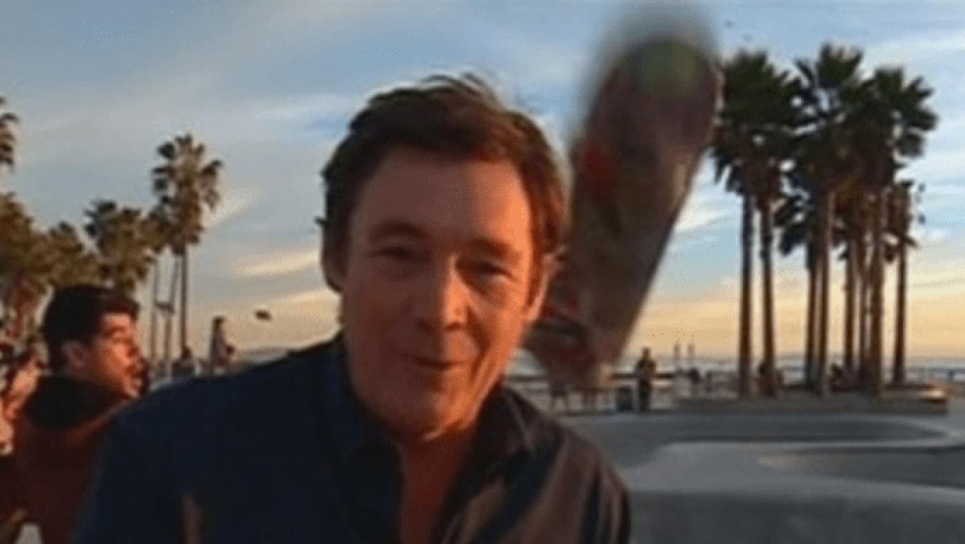 Δημοσιογράφος τρώει σκέιτμπορντ στο κεφάλι (video)