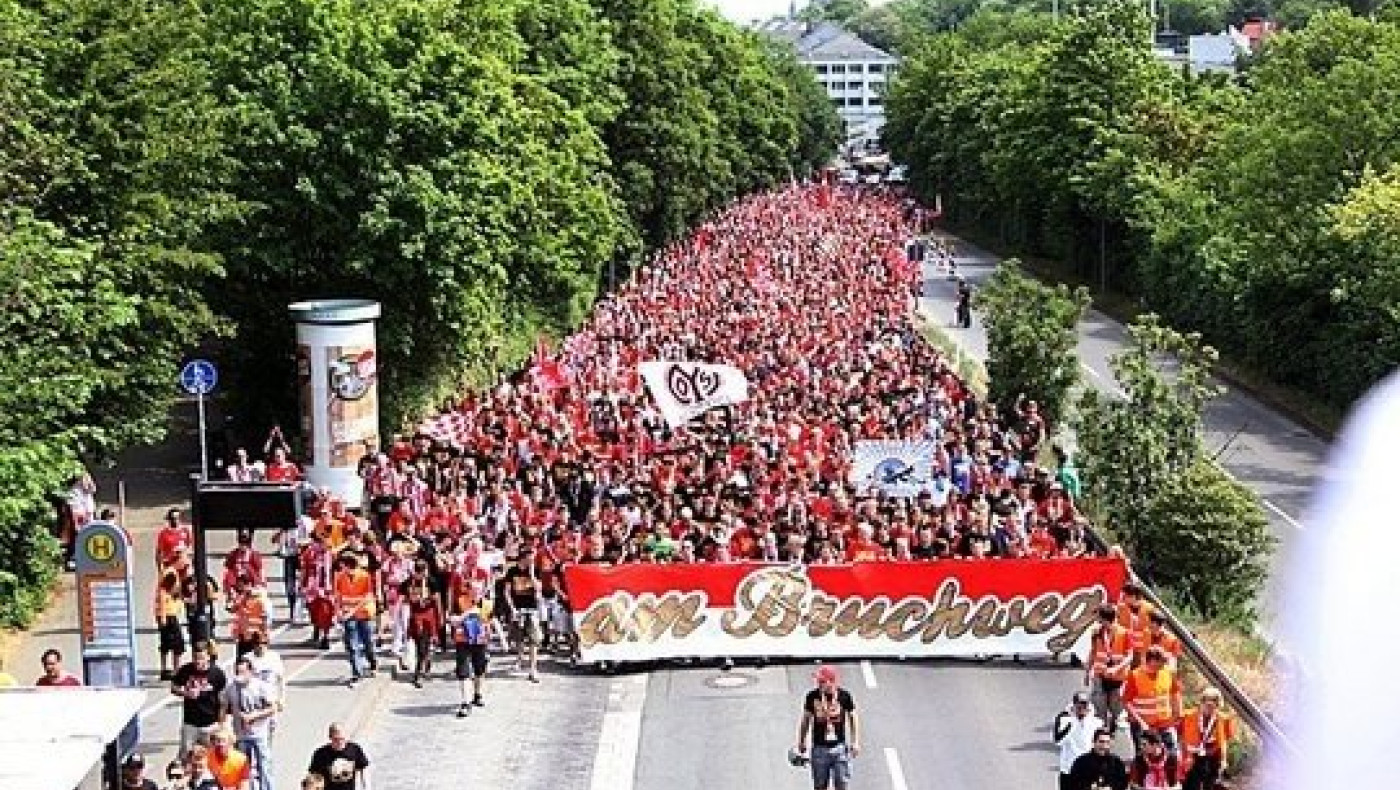Γερμανικά μάτια και… σημαίες